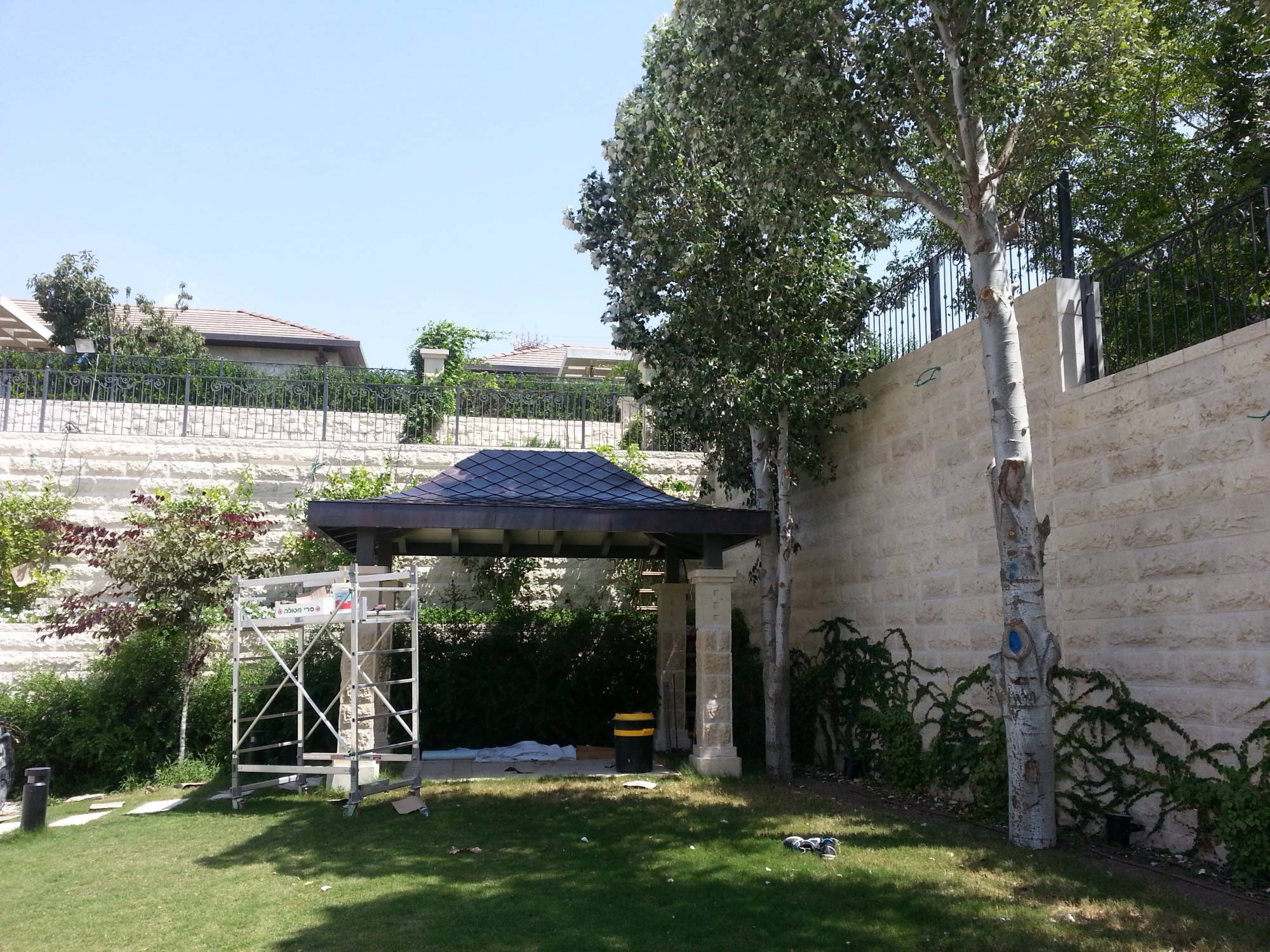גג קשקשים – פרגולה בגינה