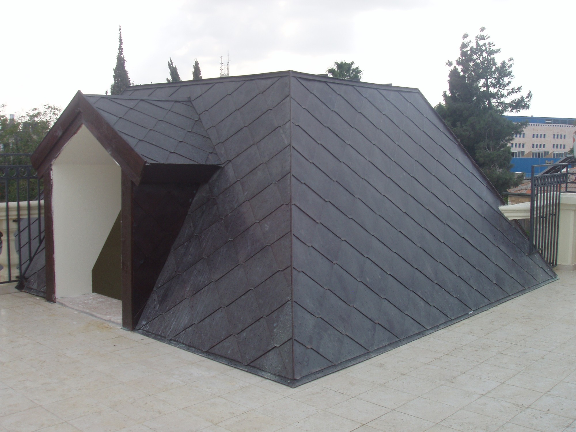 גג קשקשים – מבנה גג שלם