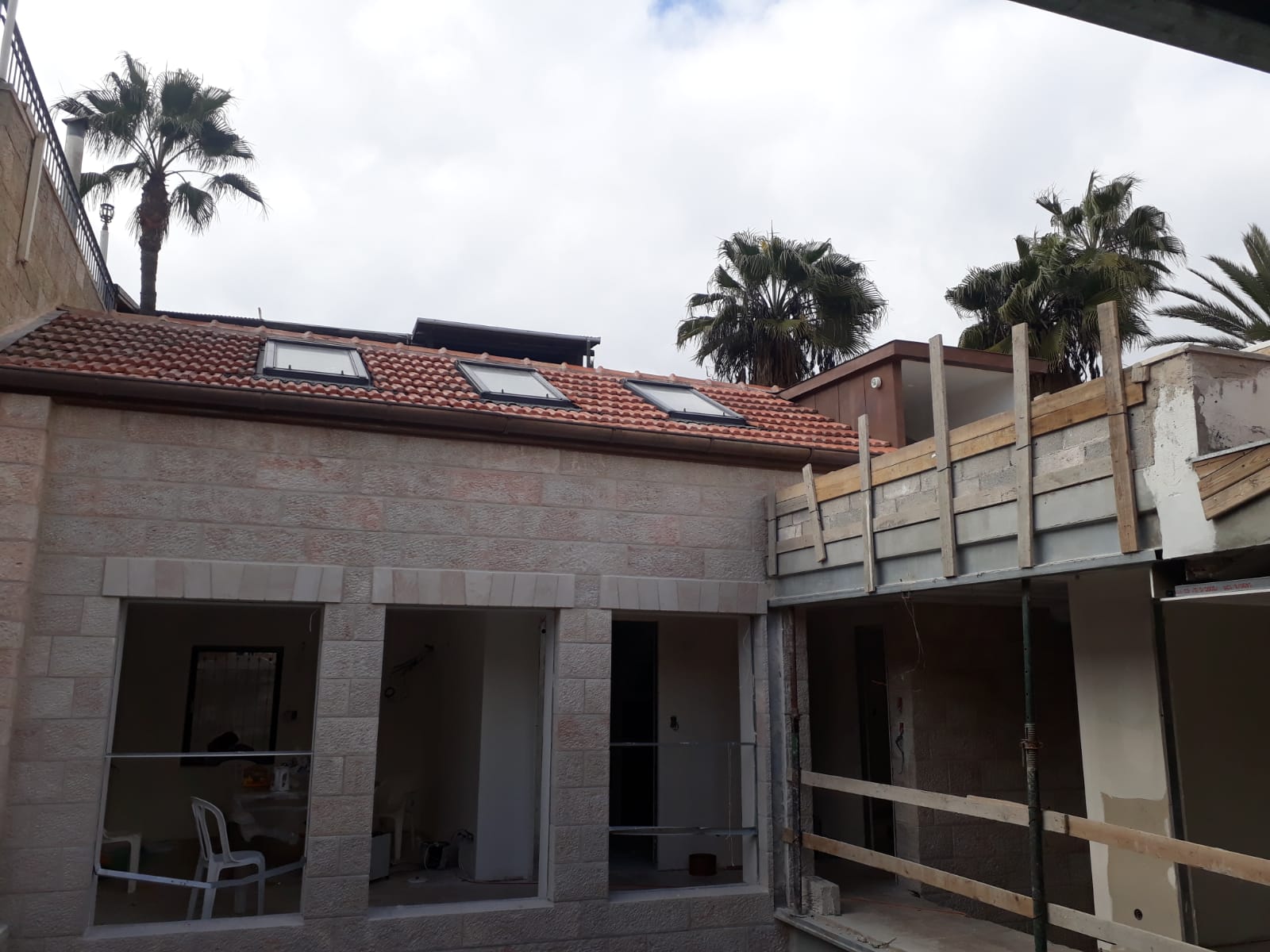 גג רעפים עם חלונות גג בשכונת מונטיפיורי בירושלים