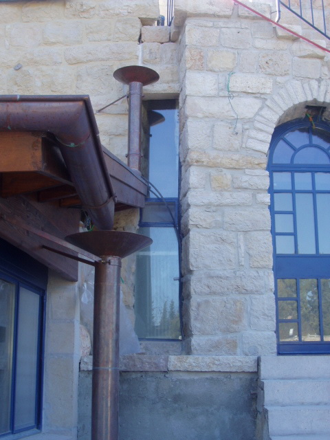 מרזב נחושת – התקנה על אבן